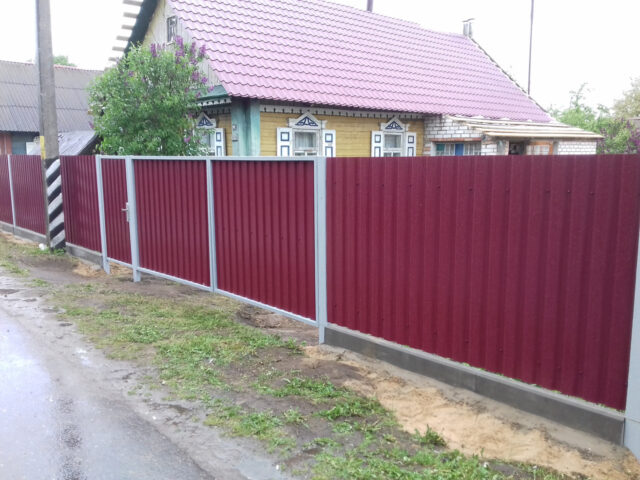 Забор из металлопрофиля для дачи 2 Забор из металлопрофиля недорого